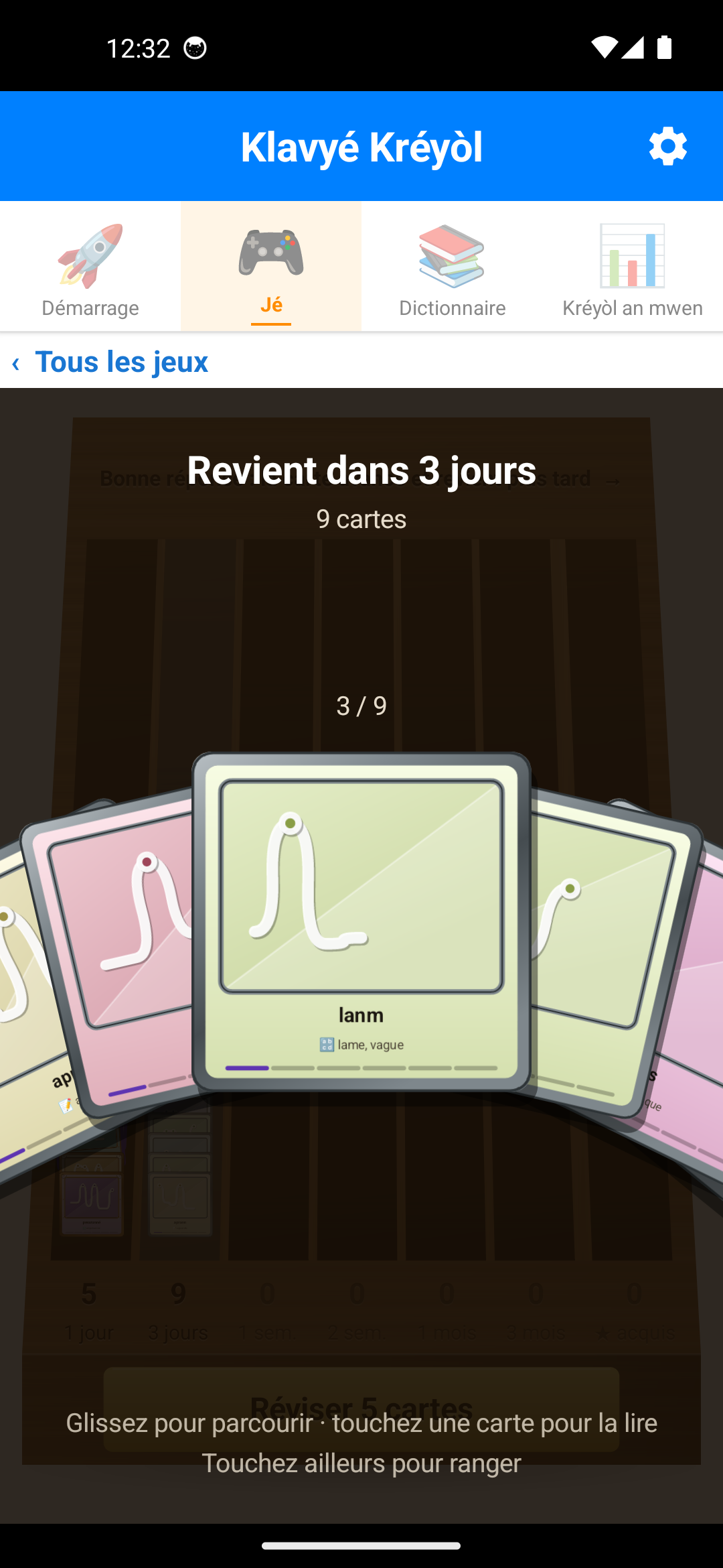 Cartes d'une case de révision présentées en éventail, la carte lanm au centre