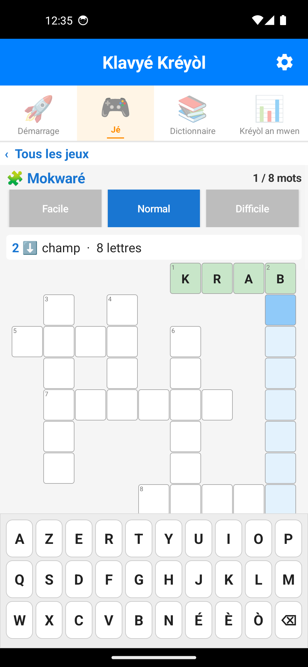 Jeu Mokwaré : mots croisés, le mot krab trouvé pour la définition « crabe », pavé de saisie AZERTY avec É, È et Ò