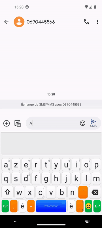 Animation : « An kay òwganizé on diné » écrit au clavier kréyòl dans un SMS, avec le ò en appui long, la suggestion òwganizé, puis l'envoi