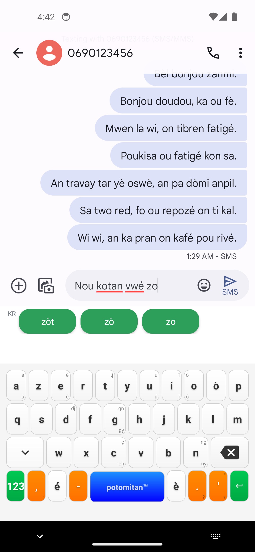 Le clavier en action : conversation en kréyòl avec des suggestions de mots pendant la frappe