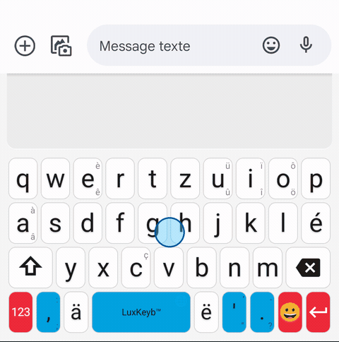 Animation : la phrase « Ech hunn op der Schueberfouer Gromperekichelcher giess » tapée sur le clavier QWERTZ. Un cercle bleu suit le doigt. Après « op der » la barre propose des mots pour continuer, et « Schueberfouer », « Gromperekichelcher » puis « giess » sont complétés en un appui depuis la barre de suggestions.