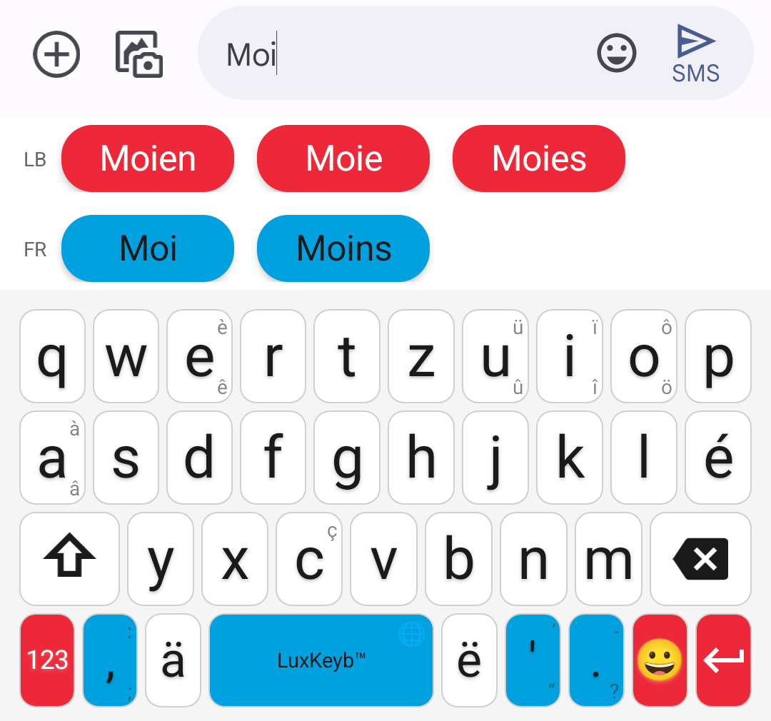 Barre de suggestions : trois mots luxembourgeois en rouge, deux mots français en bleu, pendant la frappe de « Moi »