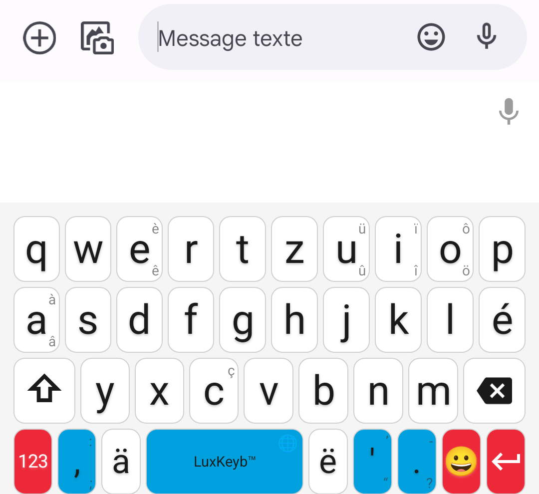 Le clavier luxembourgeois ouvert dans une application de messagerie : le bouton micro, en gris, est à droite de la barre de suggestions.